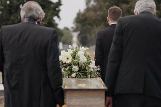 Stát letos zaplatí rekordní částku za sociální pohřby - Novinky